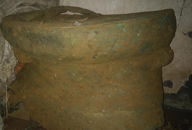 Phát hiện trống đồng 2.000 tuổi trong khu vực Thành nhà Hồ Trống đồng cổ vừa được phát hiện. Ảnh: CTV