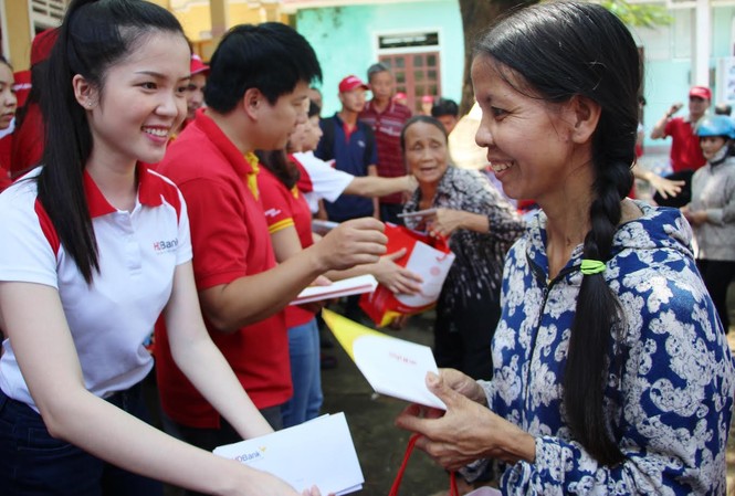 Vietjet và HD Bank sẻ chia với người dân vùng lũ Ngân hàng HDBank và Vietjet phối hợp với báo Tiền Phong, Tỉnh Đoàn Hà Tĩnh trao quà cho bà con vùng lũ Hương Khê (Hà Tĩnh).
