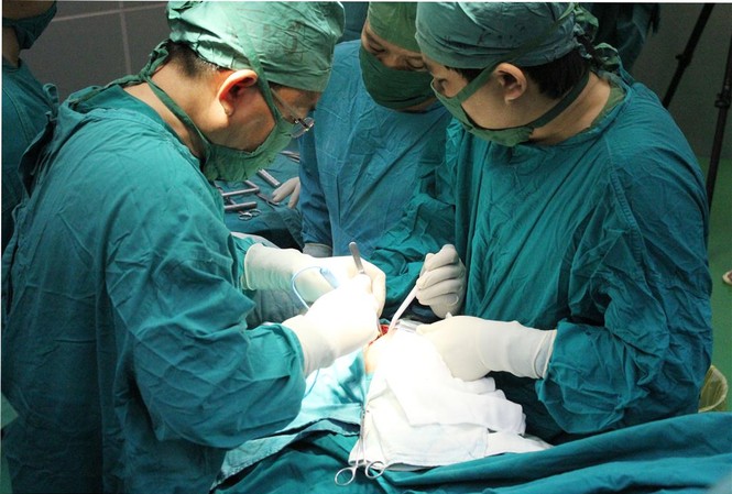 Rơi từ tầng 3, bé trai bị hàng rào đâm xuyên ngực Ảnh minh hoạ