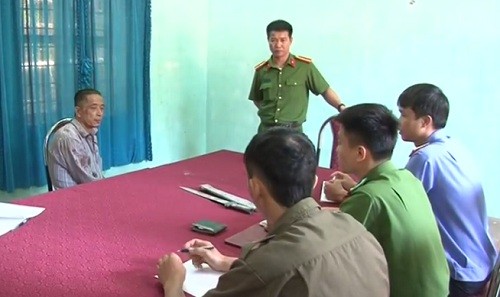 Người lái xe ba bánh rút dao đâm công an Vi Văn Sỉnh tại cơ quan công an. Ảnh: C.A