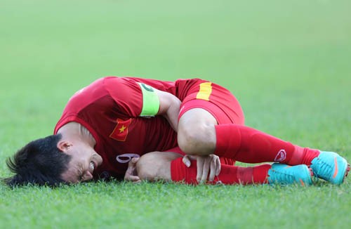 Công Vinh, Ngọc Hải tố cầu thủ Malaysia chơi xấu Công Vinh đau đớn nằm sân sau pha vào bóng ác ý của đối phương. Ảnh: Đức Đồng