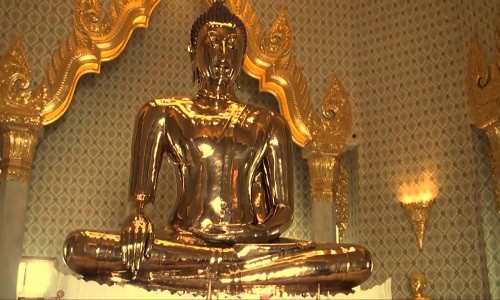 Tượng Phật vàng 5,5 tấn ẩn mình trăm năm dưới vỏ thạch cao Pho tượng Phật bằng vàng từng ẩn dưới lớp vỏ thạch cao suốt hàng trăm năm. Ảnh: YouTube.