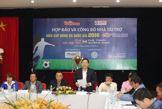 Tăng tiền thưởng ở Siêu Cup 2016 Tổng Biên tập báo Tiền Phong, ông Lê Xuân Sơn, Đồng Trưởng BTC giải, phát biểu tại buổi họp báo. Ảnh: Như Ý