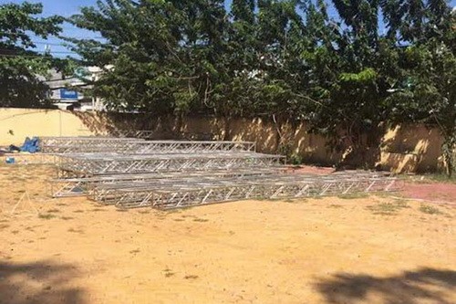 Thuê 5 xe tải trộm toàn bộ nhà vòm hội chợ Một số khung sắt còn sót lại tại quảng trường. Ảnh: Thái Hà