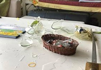 Phi Thanh Vân tố chồng cũ đập phá nhà cửa đêm giao thừa Trên trang cá nhân, Phi Thanh Vân chia sẻ hình ảnh cô cho rằng do chồng cũ đập phá nhà cửa và gửi đến cho cô qua tin nhắn.