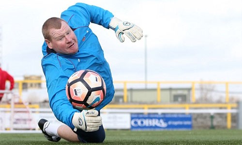 Thủ môn béo nhất nước Anh chờ cơ hội đối đầu Arsenal Wayne Shaw trong một buổi tập của Sutton United. Ảnh: BPI.
