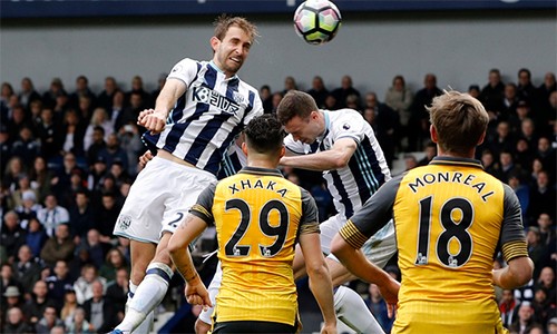 Arsenal bại trận, lỡ cơ hội áp sáp top 4 Hạn chế rất lớn trong khâu phòng ngự chống các pha cố định một lần nữa trở thành tử huyệt, khiến Arsenal bại trận. Ảnh: Reuters.