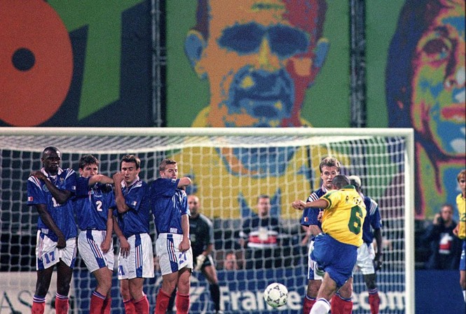 Roberto Carlos tiết lộ sốc về cú sút phạt 'thần thánh' Cả thế giới như phát cuồng vì cú sút của Roberto Carlos.