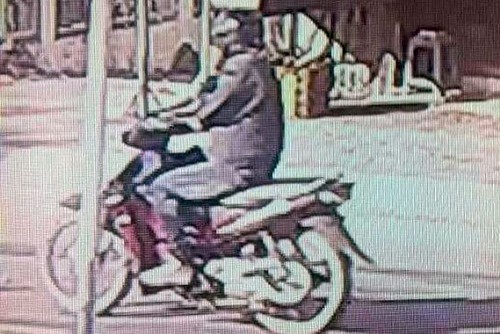 Camera nhà dân ghi được hình giống kẻ cướp ngân hàng Hình ảnh người được cho là kẻ cướp do camera nhà dân gần ngân hàng ghi lại. Ảnh: Công an cung cấp.