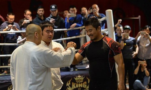 Mức độ thực chiến của MMA so với Thái Cực Quyền Từ Hiểu Đông (phải) trong trận đấu với cao thủ Thái Cực Quyền