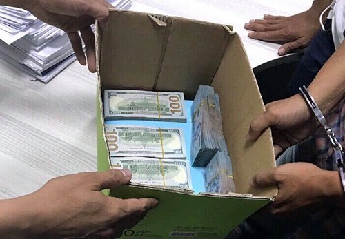Tiết lộ bất ngờ về khẩu súng trong vụ cướp ngân hàng ở Trà Vinh Số tiền được thu hồi trong vụ cướp ngân hàng chủ yếu là ngoại tệ. Ảnh: Vnexpress.