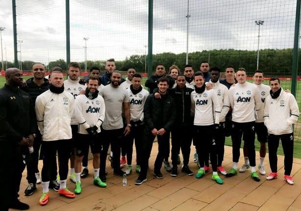 'Vua boxing' Anthony Joshua cổ vũ M.U Anthony Joshua chụp ảnh cùng toàn đội Man Utd tại sân tập Carrington.
