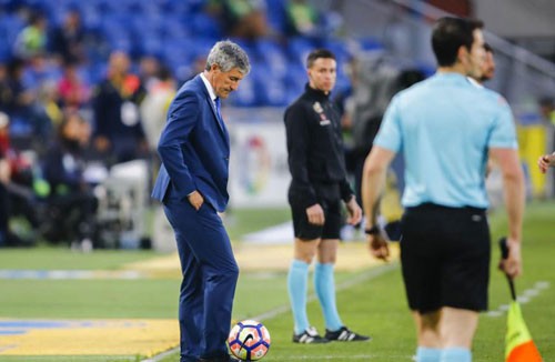 'Cần những tay súng bắn tỉa để ngăn Messi' HLV Setien (trái) sẽ không cho Barca giành chiến thắng một cách dễ dàng. Ảnh: Marca