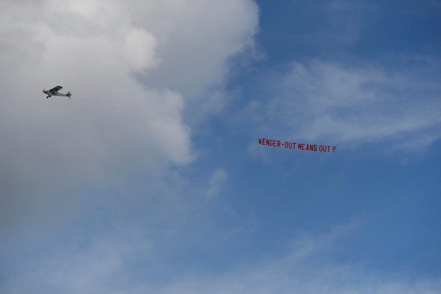 CĐV Arsenal lại thuê máy bay để đòi đuổi Wenger Chiếc máy bay mang theo biểu ngữ kêu gọi HLV Wenger ra đi