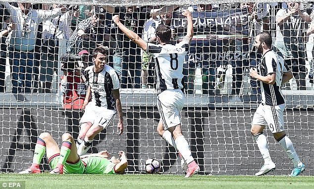 Juventus lập kỷ lục vô địch Serie A Juventus lập kỷ lục vô địch Serie A