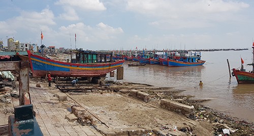 10 ngư dân mất tích cùng con tàu vỏ thép 18 tỷ đồng Bão Doksuri đã tan, hầu hết tàu cá của ngư dân xã Ngư Lộc đã vào bờ an toàn nhưng con tàu của anh Tuy không có tin tức.
