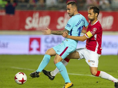 Vắng Messi, Barca vẫn đại thắng trận ra quân Cup Nhà vua Paco Alcacer (áo xanh) có bàn đầu tiên cho Barca mùa này.