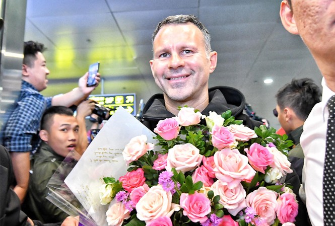 Danh thủ Giggs và Scholes bị bủa vây khi đến Hà Nội Ryan Giggs tại sân bay Nội Bài.
