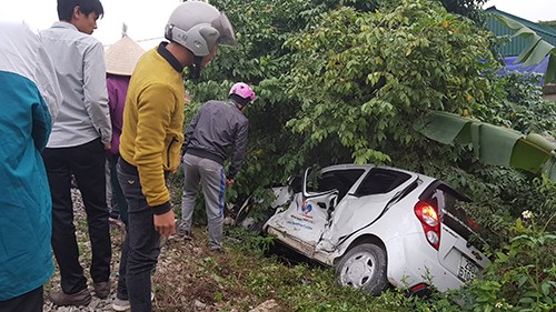 Tàu hỏa tông ôtô bay xa 20m ở Nam Định Tàu hỏa tông ôtô bay xa 20m ở Nam Định
