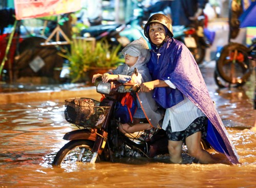 Sài Gòn tiếp tục ngập nặng do mưa to và triều cường Chiều tối nay Sài Gòn sẽ tiếp tục có mưa lớn và ngập nặng. Ảnh: Thành Nguyễn.