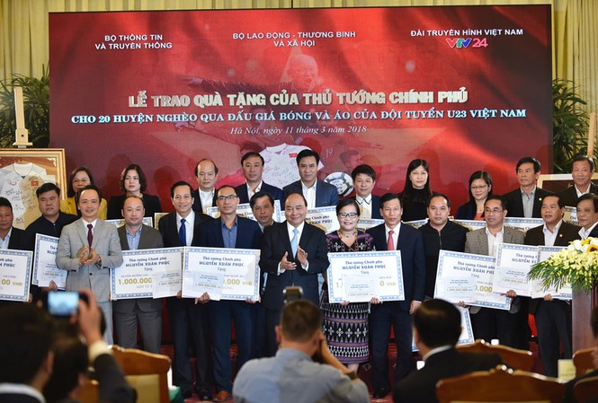 Xây 500 nhà tình nghĩa từ tiền bán đấu giá quà U23 tặng Thủ tướng Thủ tướng Nguyễn Xuân Phúc trao số tiền ủng hộ các huyện nghèo cả nước