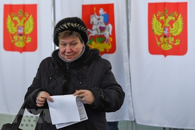 Nga cáo buộc Ukraine vi phạm luật pháp quốc tế vì cản trở bầu cử Cử tri Nga bỏ phiếu tại một điểm bầu cử ở ngoại ô Moskva ngày 17/3. (Nguồn: AFP/TTXVN)