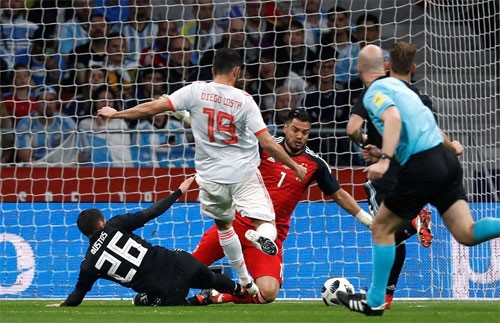 Messi vắng mặt, tuyển Argentina thua thảm Tây Ban Nha Costa mở tỷ số cho Tây Ban Nha.