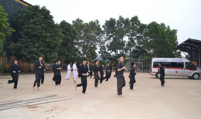 Nhiều bệnh viện lập chốt công an, thuê người dạy võ cho bác sĩ Lớp học võ của y bác sĩ Bệnh viện Đa khoa Hùng Vương Phú Thọ. Ảnh: L.N
