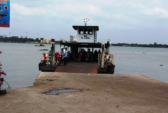 Bí ẩn nguyên nhân bé gái ngã sông tử vong trên chuyến phà qua sông Hậu Bến đò phía thị xã Bình Minh.