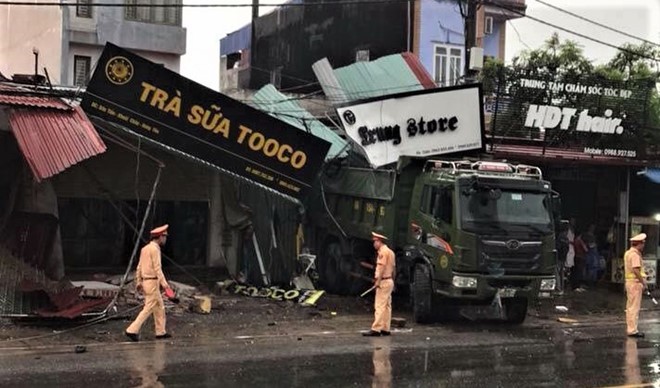 Xe tải tông sập 5 nhà dân, hai mẹ con tử vong tại chỗ Hiện trường vụ tai nạn