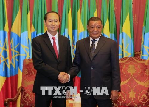 Tuyên bố chung Việt Nam - Ethiopia Chủ tịch nước Trần Đại Quang và Tổng thống Mulatu Teshome bắt tay trước hội đàm hẹp.