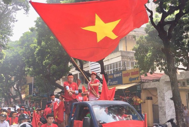 Ngàn cung bậc cảm xúc của CĐV Việt Nam ở trận bán kết CĐV Hà Nội diễu hành trước trận bán kết. Ảnh: Nguyễn Hoàn