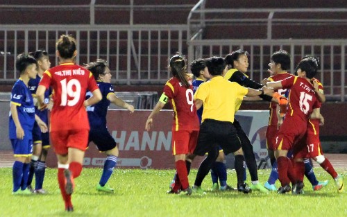 Vụ loạn đả trên sân Thống Nhất: Sáu cầu thủ nữ bị treo giò dài hạn Các nữ cầu thủ "đấu võ" sau khi đá bóng. Ảnh: Vnexpress