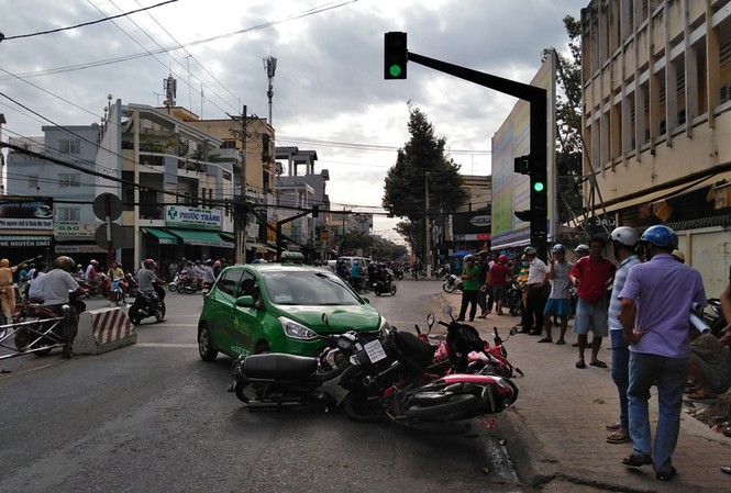 Kinh hãi cảnh taxi đâm hàng loạt xe máy dừng chờ đèn đỏ Hiện trường vụ tai nạn