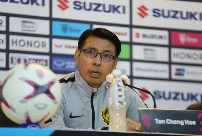 HLV Malaysia thừa nhận bất lợi so với Việt Nam ở chung kết AFF Cup HLV Tan Cheng Hoe của đội tuyển Malaysia trong buổi họp báo sáng nay. Ảnh: Như Ý