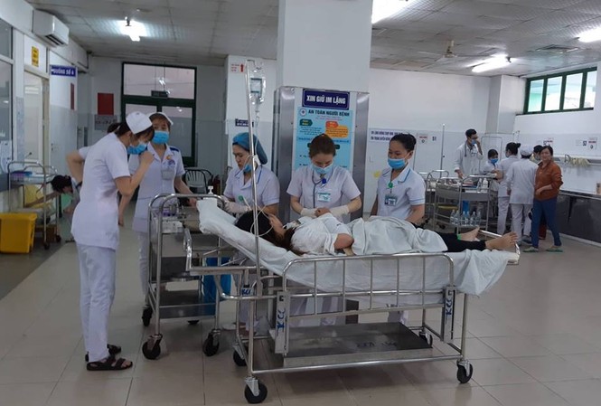 Nữ sinh tử vong trong vụ xe khách rơi trên đèo Hải Vân Các bác sĩ bệnh viện Đa khoa Đà Nẵng cấp cứu cho nạn nhân vụ tai nạn giao thông ở đèo Hải Vân.
