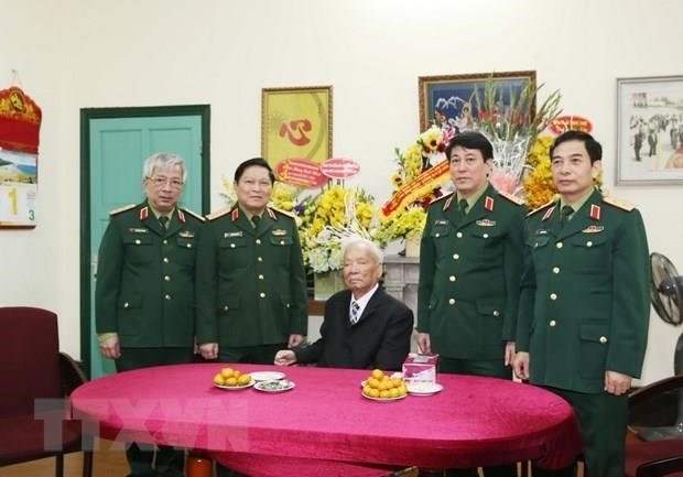 Nguyên Chủ tịch nước Lê Đức Anh từ trần Đoàn Quân ủy Trung ương, Bộ Quốc phòng chúc thọ 96 tuổi Đại tướng Lê Đức Anh, nguyên Ủy viên Bộ Chính trị, nguyên Chủ tịch nước ngày 1/12/2016. (Ảnh: Hồng Pha/TTXVN)