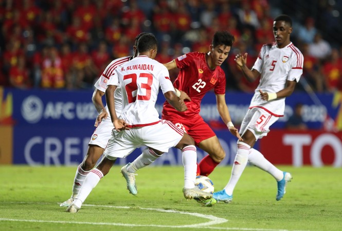 Một điểm quý giá của U23 Việt Nam Tiến Linh trong vòng vây các hậu vệ UAE. Ảnh: Linh Hoàng