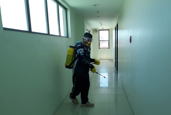 Nữ du học sinh Việt ở Cebu và nỗi lo mùa dịch Covid-19 Nhân viên vệ sinh phun thuốc diệt khuẩn tại ký túc xá một trường Anh ngữ tại Cebu