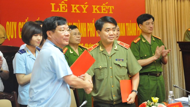 Tội phạm buôn lậu ngày càng tinh vi Giám đốc CATP Hà Nội cùng Cục trưởng Cục Hải quan TP Hà Nội ký kết quy chế phối hợp liên ngành. Ảnh: Tuấn Nguyễn