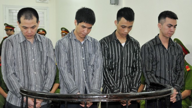 Lạ lùng vụ 4 công an đánh chết người Bốn bị cáo tại tòa. Ảnh: Tuấn Nguyễn