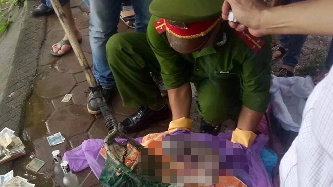 Đau lòng xác thai nhi bị vứt bỏ bên Hồ Gươm Công an làm thủ tục mai táng cho thi thể xấu số