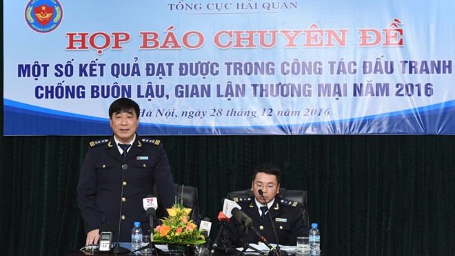 Chưa rà soát xong xe sang 'núp bóng' quà biếu để trốn thuế Cục trưởng Cục Điều tra chống buôn lậu Nguyễn Phi Hùng (bìa trái) trả lời báo chí ngày 28/12. Ảnh: Tuấn Nguyễn