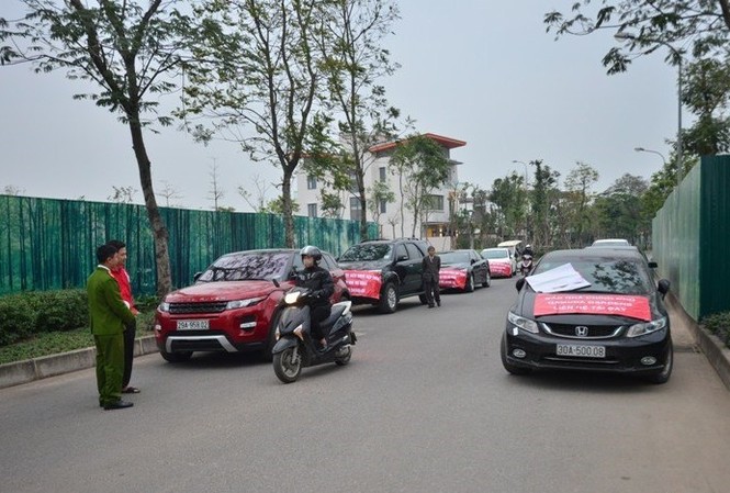 Chủ đầu tư Gamuda nhận sai sau vụ cư dân 'đòi' đường đi Cư dân dự án Gamuda căng băng rôn 'đòi' đường đi.