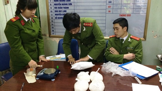 Bản tin 20H: Phá đường dây buôn ma tuý đá xuyên quốc gia Cơ quan công an tiến hành giám định số ma túy đá thu giữ. Ảnh: Đỗ Hoàng