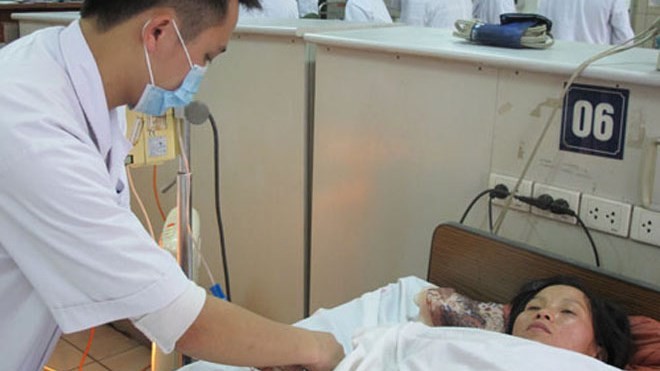 Bản tin 14H: Nguy cơ tử vong vì ăn nấm độc Một bệnh nhân bị ngộ độc nấm điều trị tại Trung tâm chống độc Bệnh viện Bạch Mai. Ảnh: Vnexpress