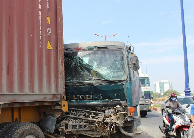 Xe ben nát đầu sau cú húc đuôi container Chiếc xe ben nát đầu.