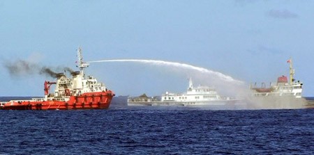 Bản tin 8H: Hàng ngàn đoàn du khách dự Đại lễ Vesak Một tàu Trung Quốc (trái) phun vòi rồng vào tàu Việt Nam (phải) trong khi tàu Canh gác bờ biển Trung Quốc chạy ở bên trên Biển Đông ngày hôm qua (7/5).