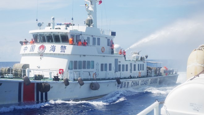 Bản tin 8H: Trung Quốc cảnh báo Nhật, Mỹ về vấn đề biển Đông Tàu Trung Quốc bắt đầu phun vòi rồng vào tàu của Việt Nam. Ảnh: Công Định