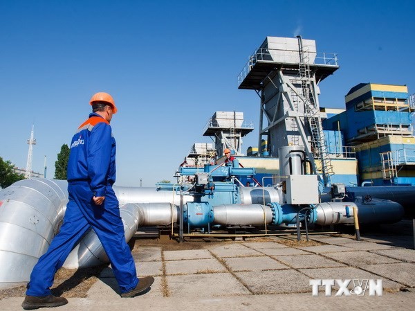 Bản tin 20H: Nga - Ukraine quay lại đàm phán khí đốt Công nhân làm việc tại trạm khí đốt Uzhgorod, phía Tây Ukraine. (Nguồn: AFP/TTXVN)